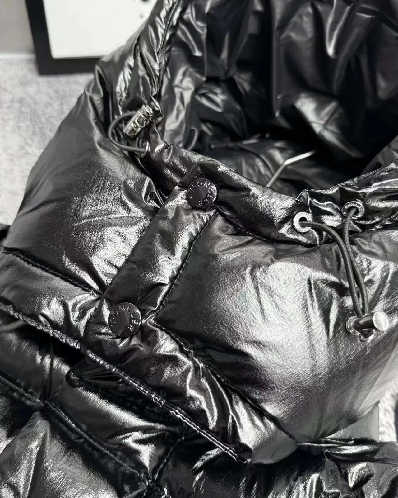 P390 Moncler/ 2026 70 、 。 DNA ， ， 。 Classic ， 、 。 Classic 70 。 Quality， 90 ，Premium Quality ， ，Black ！ Sizes M-3XL